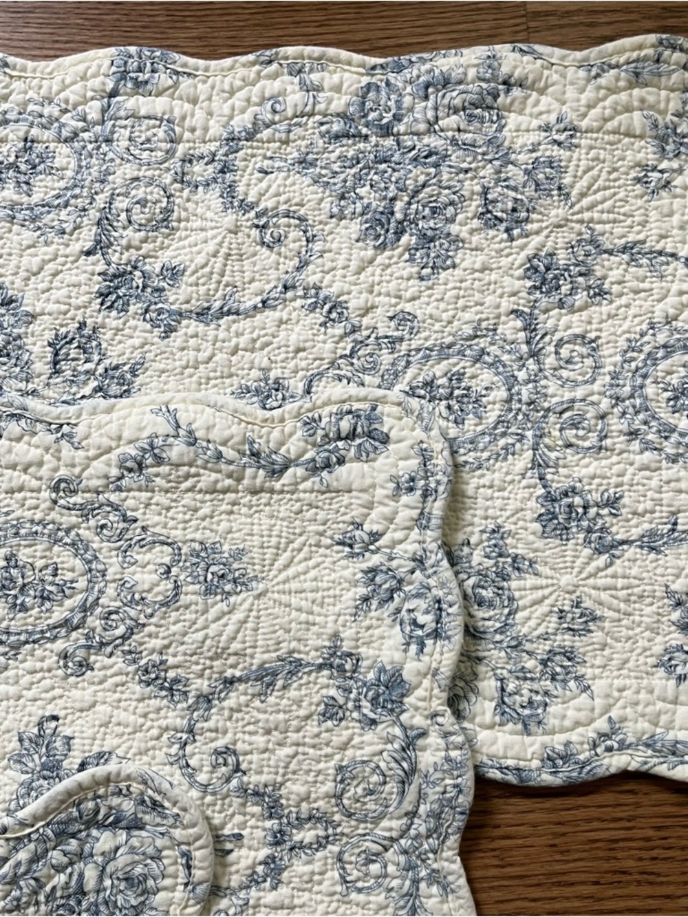 Scalloped Quilted Placemat Set Blue Toile Classic Cottagecore Shabby Chic Decor - Picture 2 of 3